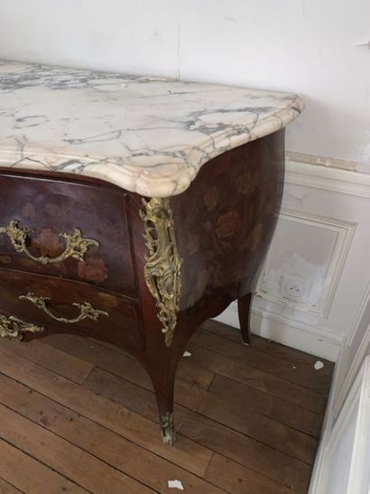 null COMMODE curved on all sides in veneer wood with inlaid decoration of flowery...
