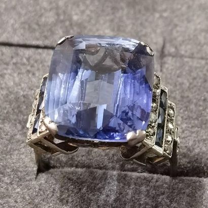 null Platinum ring adorned with a rare sapphire-like fine synthetic corundum doublet...