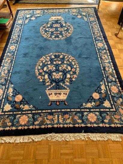 null CHINE - XXe siècle. 
Deux Tapis en bon état en laine et soie à décor de végétaux...