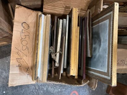 null LOT of FRAMES and FRAMED PARTS, some under glass, in natural wood, gilded wood,...