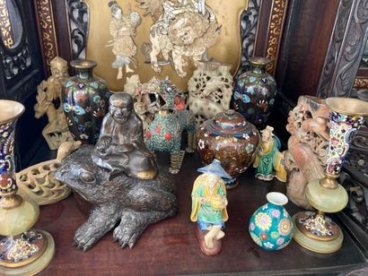 null LOT of SUBJECTS in carved hard stones, metal Fô dog and cabochons, small vases...