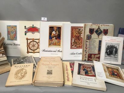 null Un carton de catalogues d'expositions relatives au livre (auteurs, éditions,...