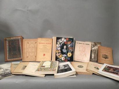 null Un carton de catalogues d'expositions relatives au livre (auteurs, éditions,...