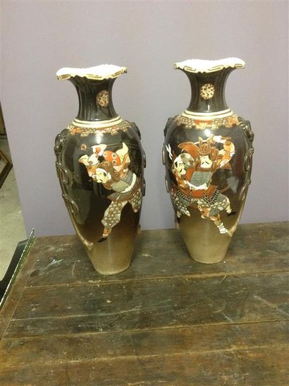 null * SATSUMA

Paire de vases en faïence à fond brun nuancé à décors de samouraïs...