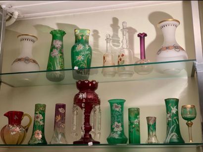 null ** Ensemble en verrerie polychrome à décor émaillé de fleurs comprenant vases,...