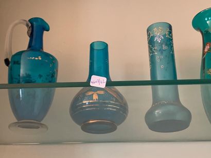 null ** Ensemble en verrerie bleu ciel et bleu lapis comprenant vases, narguilés,...