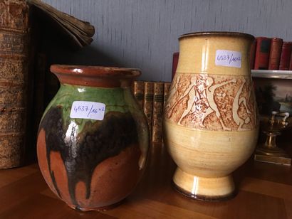 null ** Lot comprenant : 

- Un vase en terre cuite vernissée à décor d'une coulure...