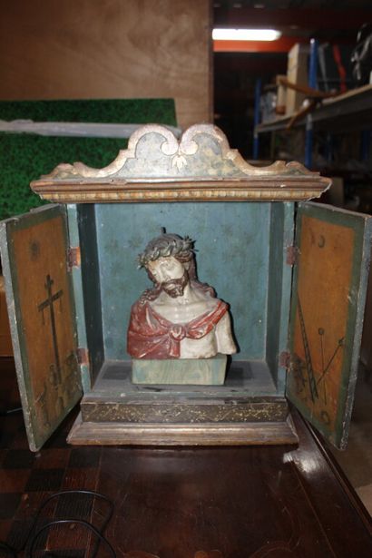 null * Petit autel d'applique en bois peint polychrome découvrant un Christ en buste,...