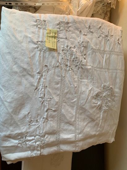 null ** Nappe blanche en coton brodé.

240 x 360 cm. 



On joint : 

- Nappe blanche...