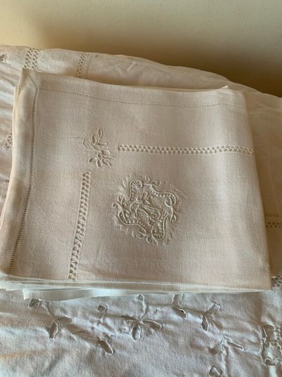 null ** Nappe blanche en coton brodé.

240 x 360 cm. 



On joint : 

- Nappe blanche...