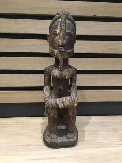 null Sculpture en bois figurant une femme assise.

Probablement Dogon, Mali.

H....