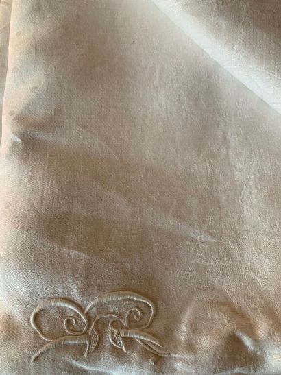 null ** Nappe blanche en coton brodé et ajouré monogrammé M.

250 x 350 cm.



On...