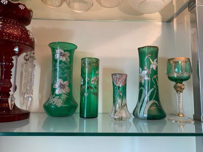 null ** Ensemble en verrerie polychrome à décor émaillé de fleurs comprenant vases,...