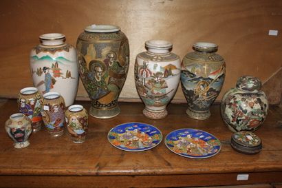 null SATSUMA

Lot en faïence polychrome et or comprenant 4 grands vases, 4 petits...