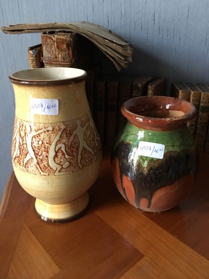 null ** Lot comprenant : 

- Un vase en terre cuite vernissée à décor d'une coulure...