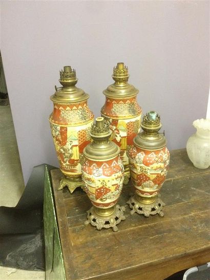 null * SATSUMA

Deux paires de vases montés en lampe, piétement en métal doré.

H....
