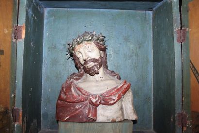 null * Petit autel d'applique en bois peint polychrome découvrant un Christ en buste,...