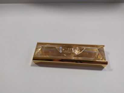 null BACCARAT, France . Mezouzah en verre, métal doré et plastique. signé. 11,2 x...