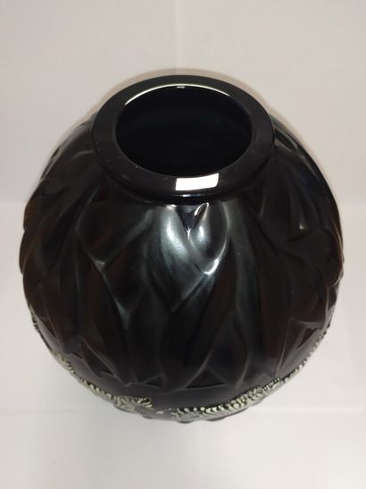 null LALIQUE France (d'après) 

Vase boule en verre moulé-pressé noir à décor de...