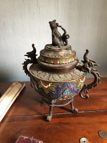 null ** CHINE, XXe siècle

Brûle-parfum quadripode en bronze à décor en émail champelevé...
