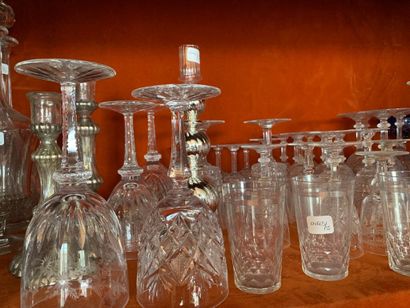 null ** Un ensemble de verres dépareillés en cristal dont une timbale sur piédouche...