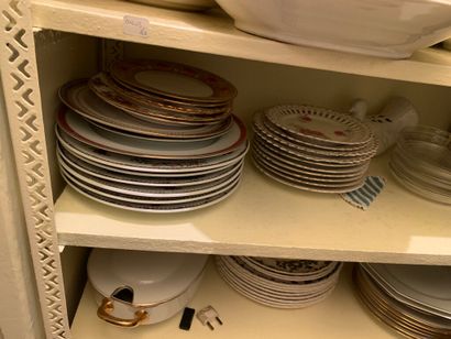 null ** Lot de vaisselle en porcelaine tel que présentoir à double plateaux à décor...