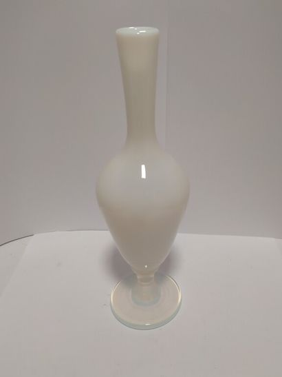 SEVRES France 
Vase soliflore en verre blanc...
