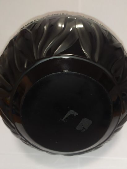 null LALIQUE France (d'après) 

Vase boule en verre moulé-pressé noir à décor de...