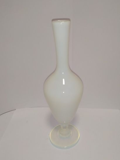 null SEVRES France 

Vase soliflore en verre blanc opalescent.

Signé sous la base.

H. :...