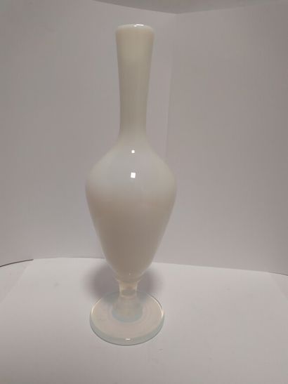 null SEVRES France 

Vase soliflore en verre blanc opalescent.

Signé sous la base.

H. :...