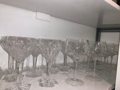null ** Un service de verre en cristal taillé comprenant douze verres à vin rouge,...
