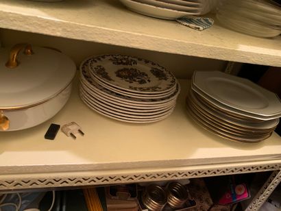 null ** Lot de vaisselle en porcelaine tel que présentoir à double plateaux à décor...