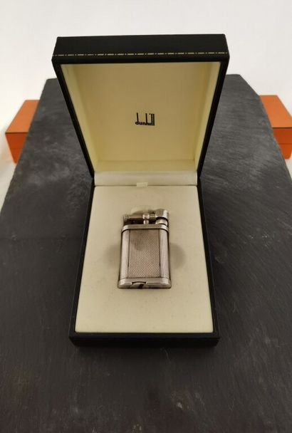 null DUNHILL. Lighter in silver metal, gas. In its case.