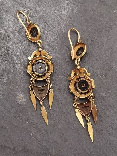 null Paire de PENDANTS D'OREILLES articulés en or jaune 18K (750 millièmes), onyx,...