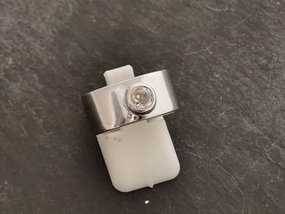 null Bague moderniste en or gris 18K (750 millièmes) ornée d'un diamant de taille...