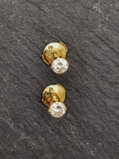 null Paire de BOUTONS D'OREILLES en or jaune 18K (750 millièmes) et diamants de taille...