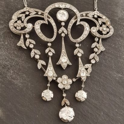 null GUIRLANDE PENDANT in platinum and old cut diamonds and cut in pink.

Weight...