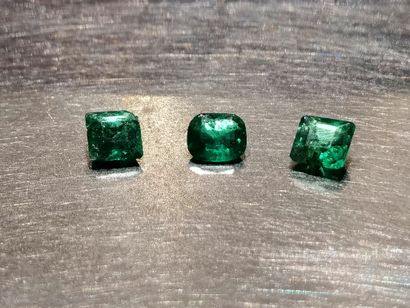 null [Frais jud. 14,28% TTC] LOT mélé de pierres de synthèse multicolores, turquoises...