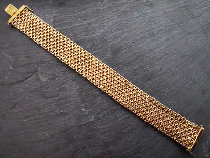 null BRACELET souple en or jaune 18K (750 millièmes) à maille plate, deux huits de...