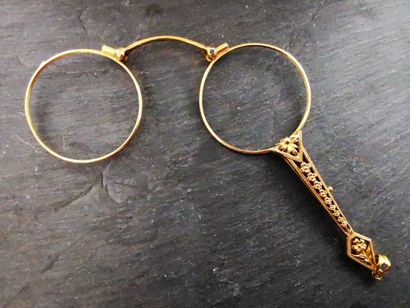 null LORGNETTE en or jaune 18K (750 millièmes).

Poids brut : 16,9 g.

(4 petites...