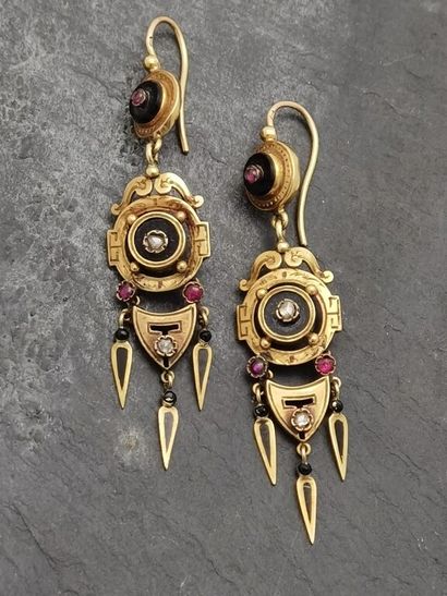 null Pair of articulated 18K (750 thousandths) yellow gold, onyx, ruby and rose-cut...