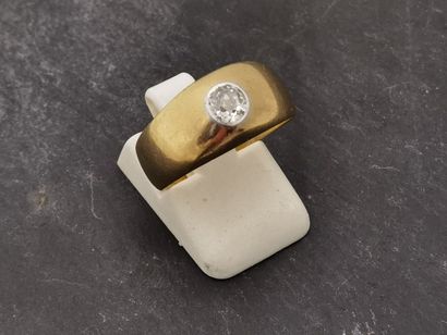 null BAGUE en or jaune 18K (750 millièmes) et platine 800 mm ornée d'un diamant de...