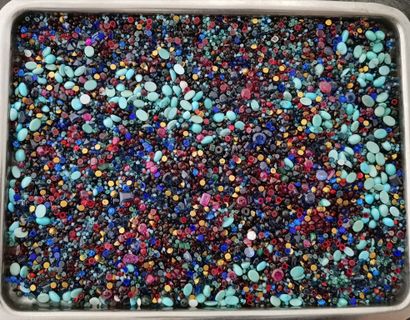 null [Frais jud. 14,28% TTC] LOT mélé de pierres de synthèse multicolores, turquoises...