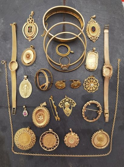 null Lot d'or jaune 18K (750 millièmes) comprenant broches, bracelets, chaines et...