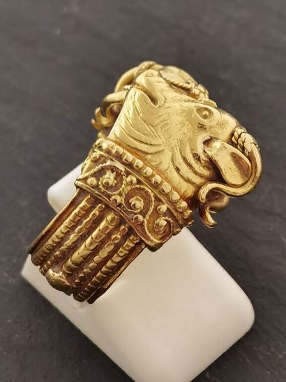 null ZOLOTAS. BAGUE ouverte en or jaune 18K (750 millièmes) (redoré au 22 K) à l'étrusque...