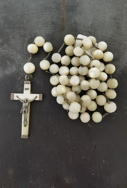 null Chapelet composée de grosses perles de nacre retenant en pendentif un christ...