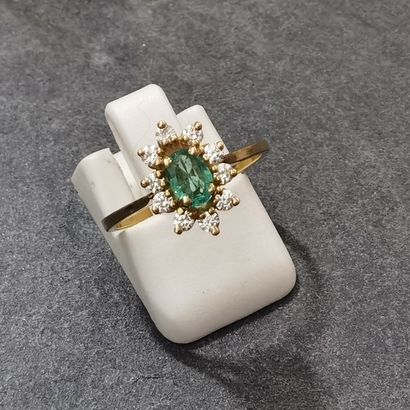 null Petite BAGUE en or jaune 18K (750 millièmes) ornée d'une émeraude ovale en son...