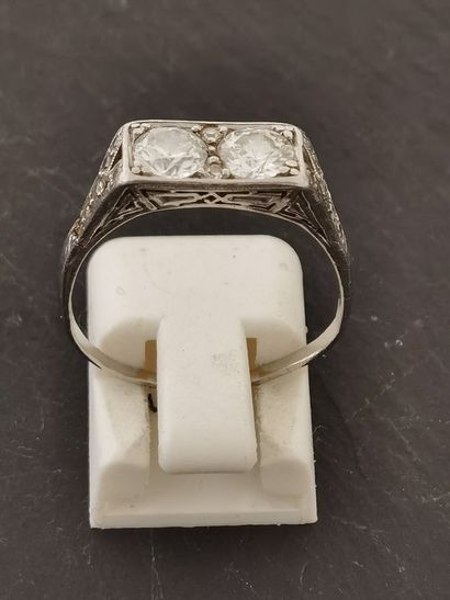 null BAGUE en platine ornée de 2 diamants demi-taille pesant chacun 0,30 ct. 

Epoque...