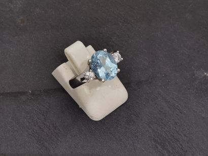 null RING in 18K (750 thousandths) white gold set with an irradiated topaz in a ring...
