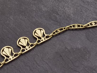 null COLLIER draperie en or jaune 18K (750 millièmes) orné de motifs bretons en chute...